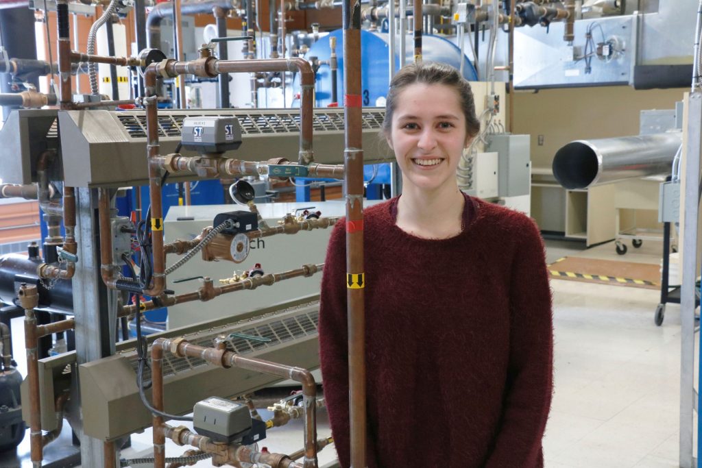 Élodie Giguère, dans un laboratoire de mécanique du bâtiment