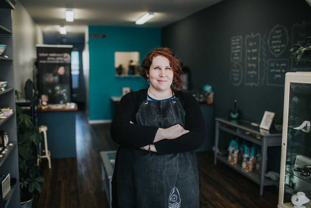 Sonia Imbeault, debout dans son atelier