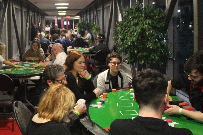 Étudiants autours des tables de casino