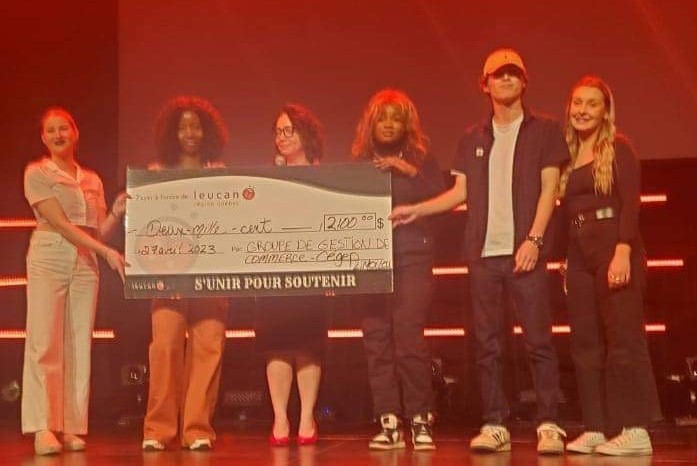 Groupe remettant un chèque à Leucan