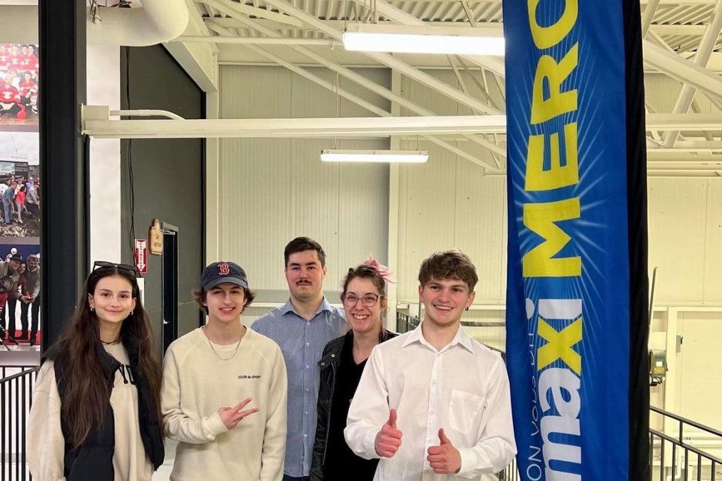 Étudiants et étudiants à l'aréna