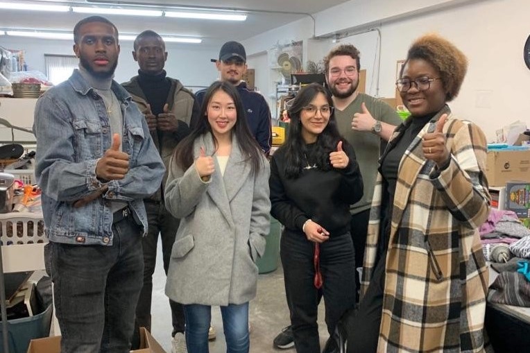 groupe d'étudiants et d'étudiantes lors de la cueillette de vêtements