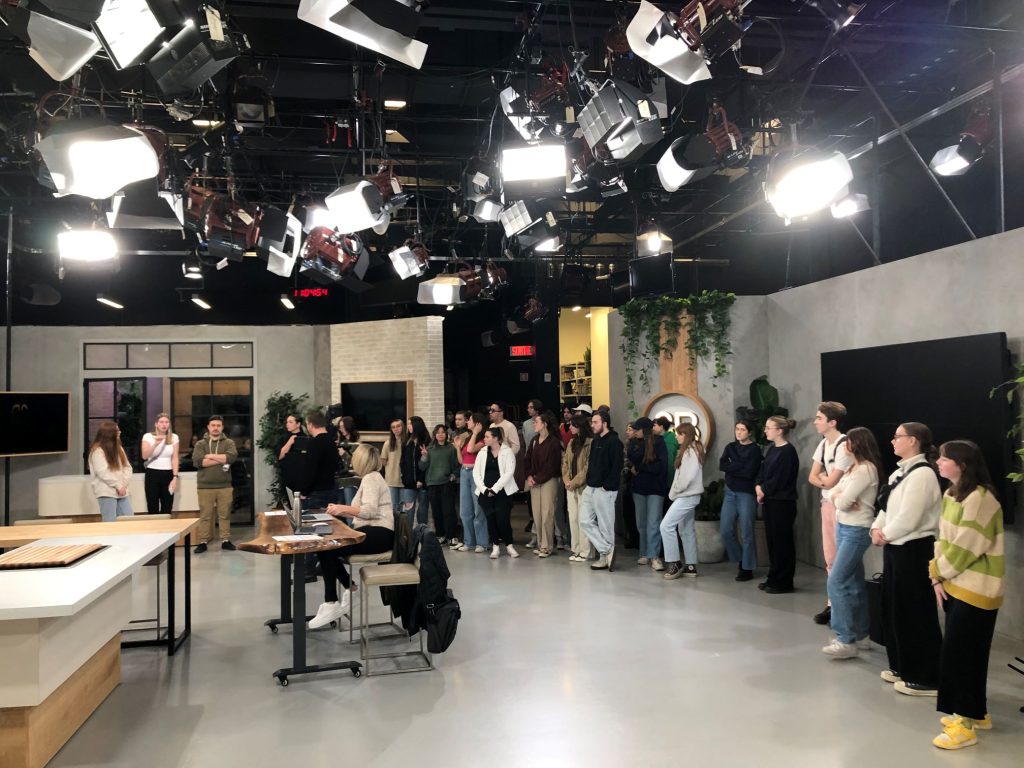 Un groupe étudiant en visite dans les studios télé de TVA