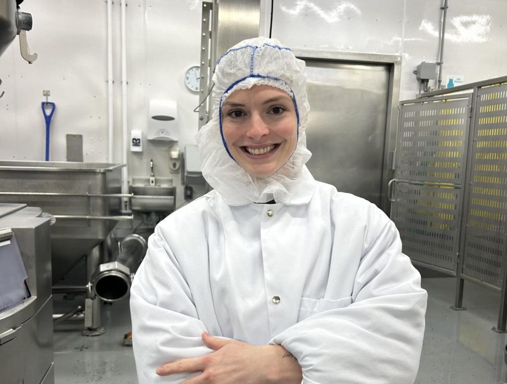 Mélodie Lévesque, en uniforme dans son environnement de travail en diététique