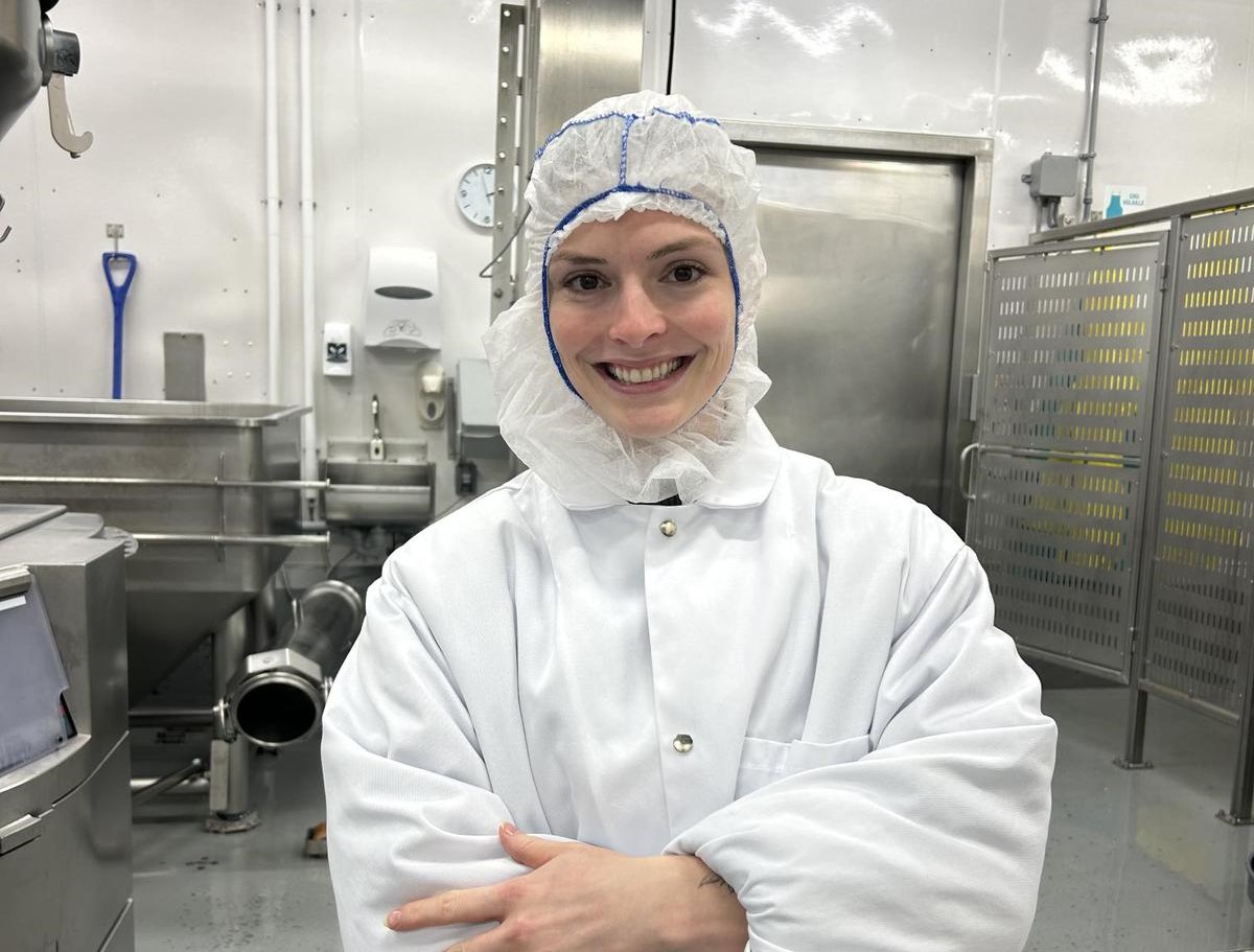 Mélodie Lévesque, en uniforme dans son environnement de travail en diététique