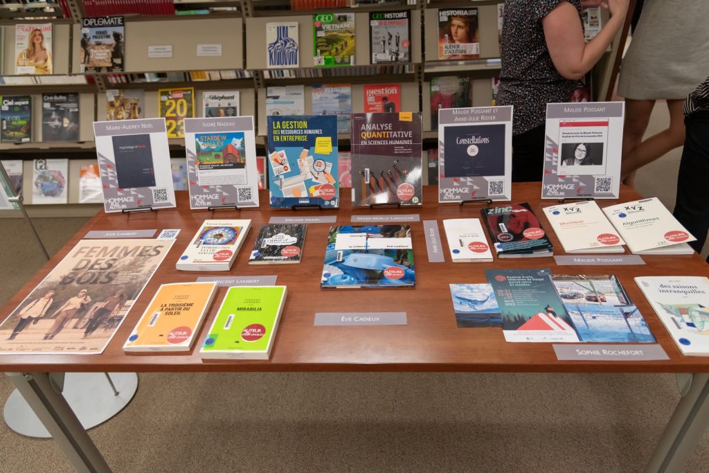 Table avec plusieurs livres publiés par le personnel du Cégep