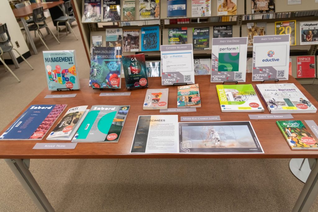 Table avec plusieurs livres publiés par le personnel du Cégep