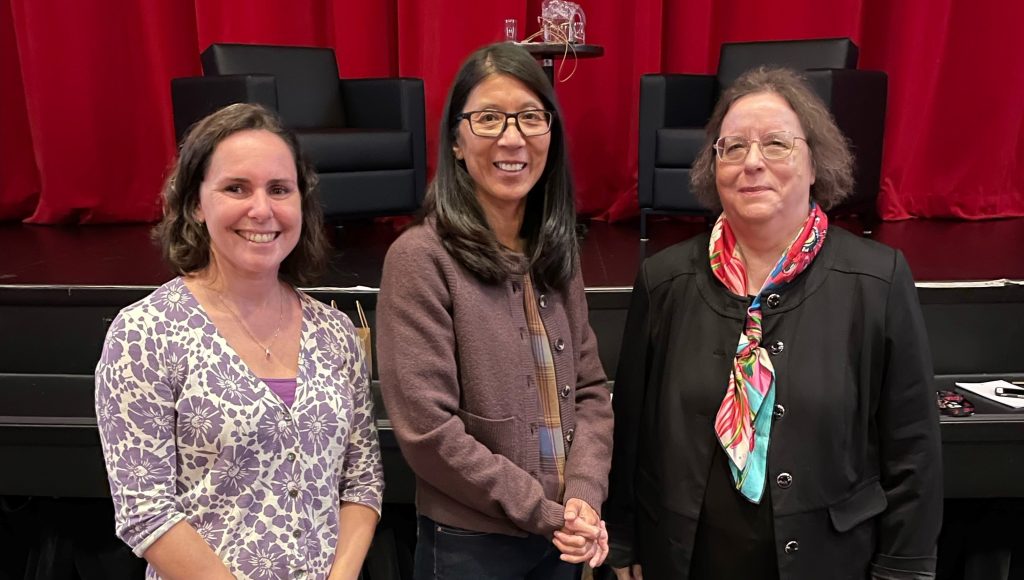 Dr. Joanne Liu, entourées des enseignantes de Sciences humaines Josée Blanchette et Martine Dumais