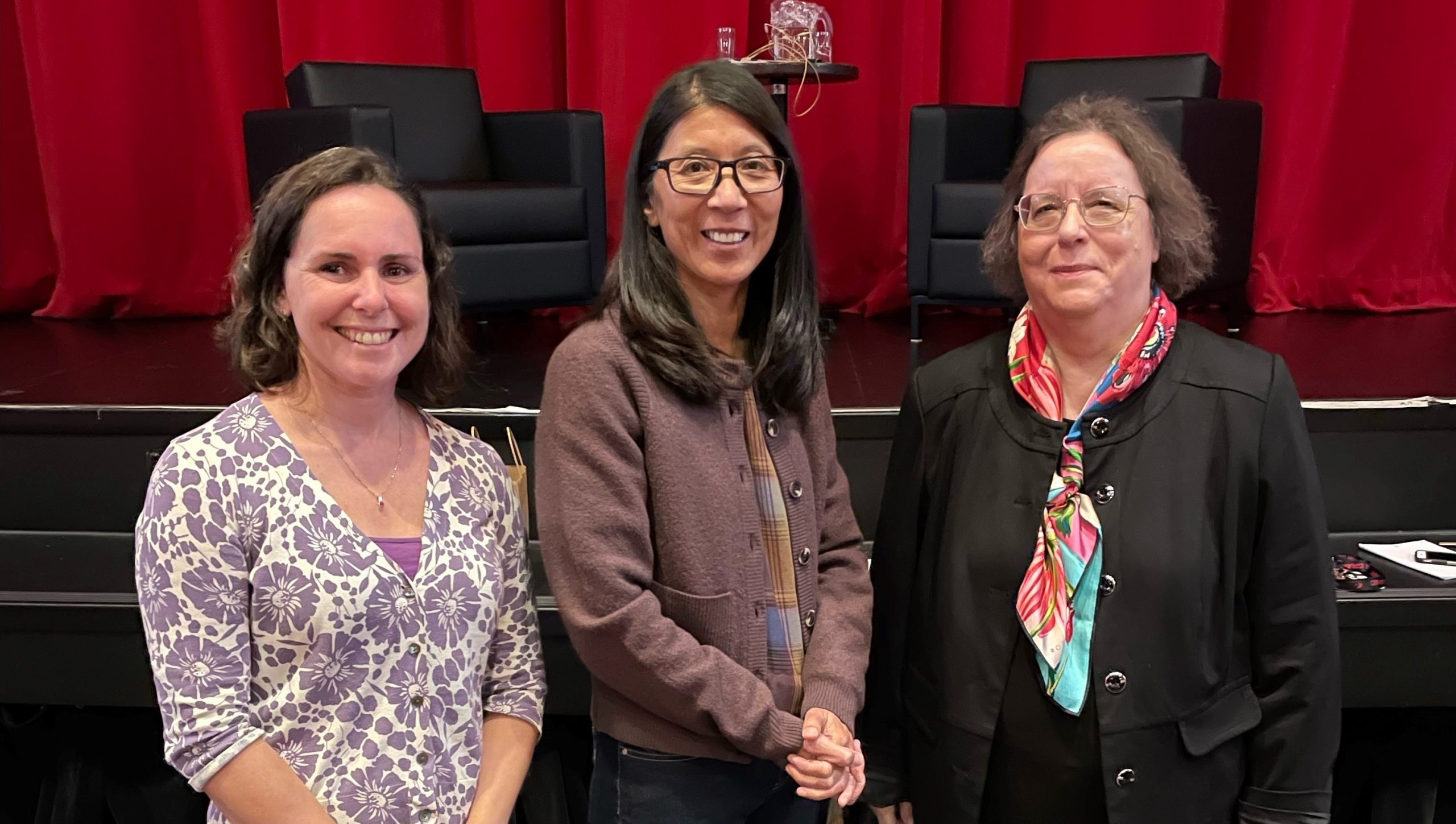 Dr. Joanne Liu, entourées des enseignantes de Sciences humaines Josée Blanchette et Martine Dumais