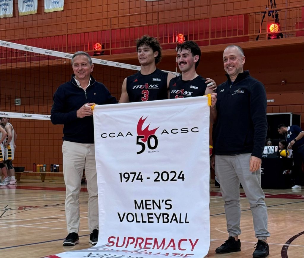 Représentants du Cégep Limoilou recevant la bannière pour marquant la suprématie de 50 ans de l'équipe