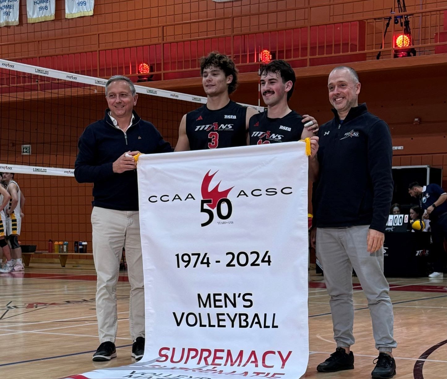 Représentants du Cégep Limoilou recevant la bannière pour marquant la suprématie de 50 ans de l'équipe