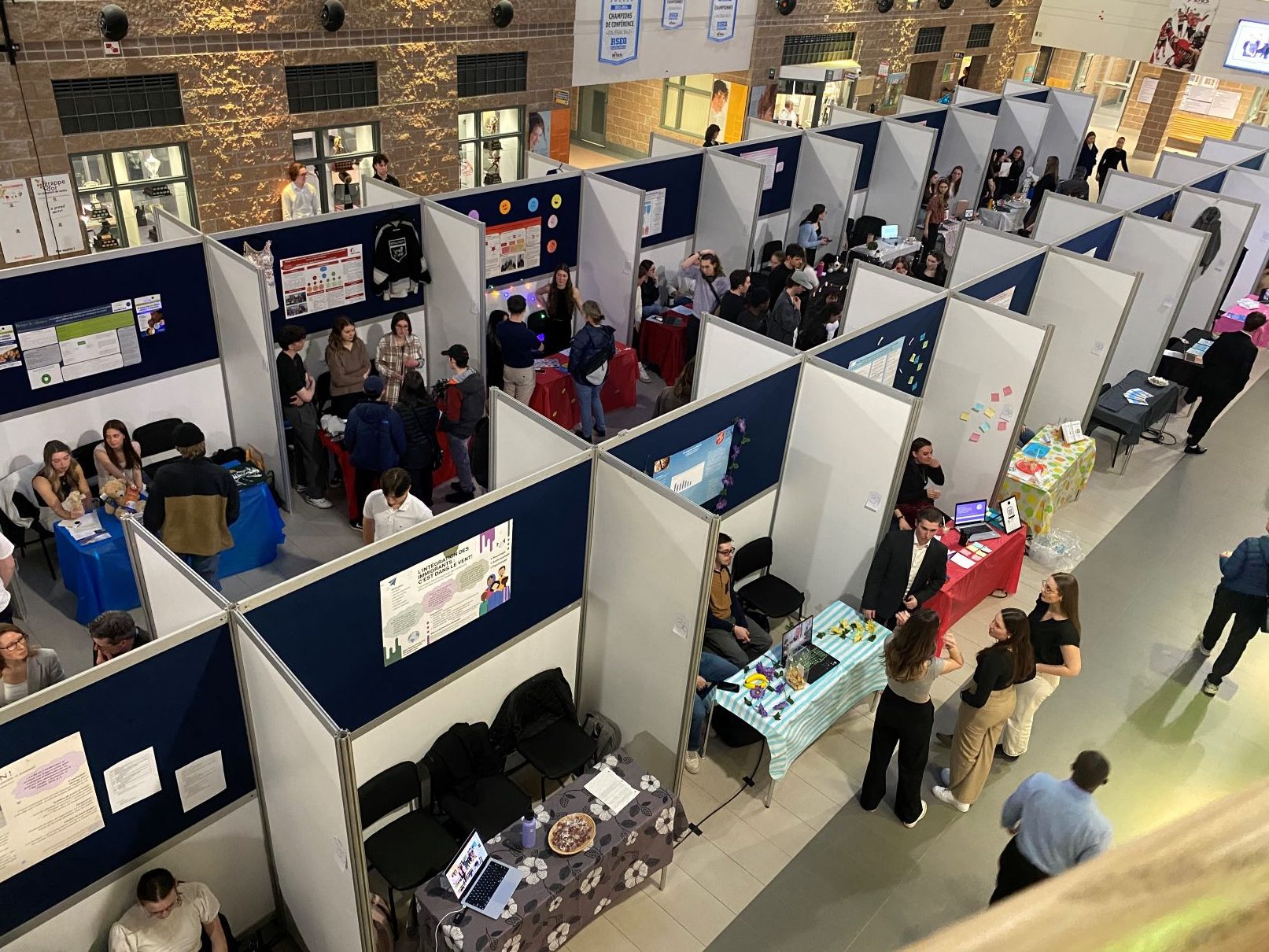 Kiosques dans l'Atrium lors du colloque des sciences