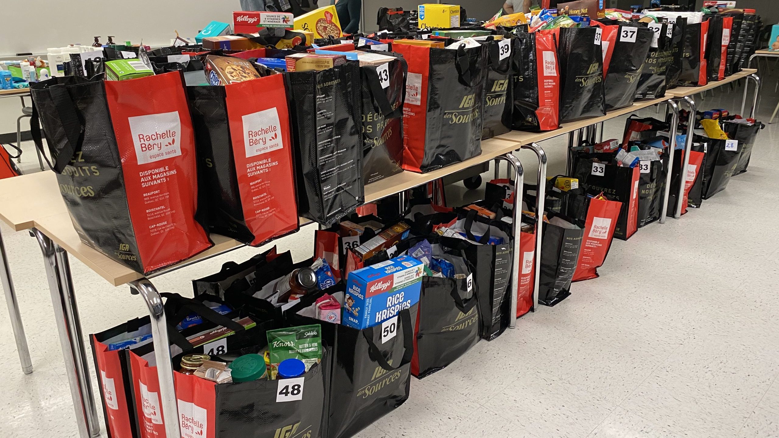 Sacs d'épicerie posés sur des tables et remplis de denrées