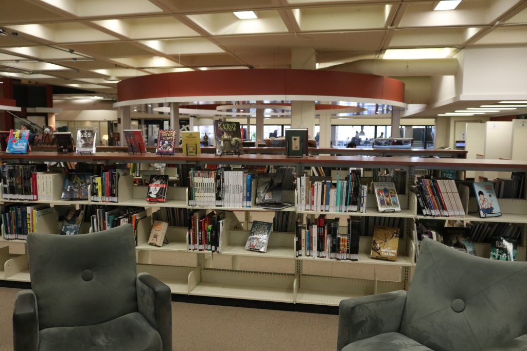 Bibliothèque, rayons de livres et fauteuils