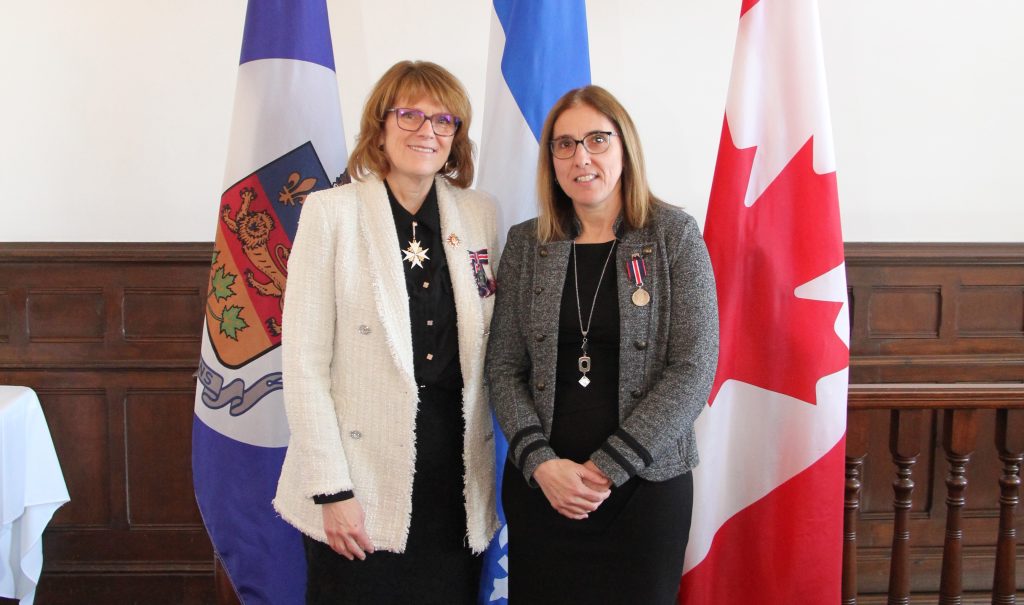 Chantal Arbour reçoit la médaille du Couronnement du Roi Charles III