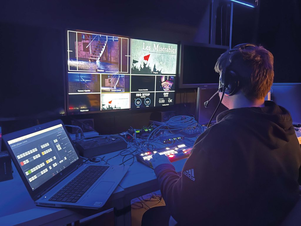 Étudiant en station de montage exécutant un montage vidéo,