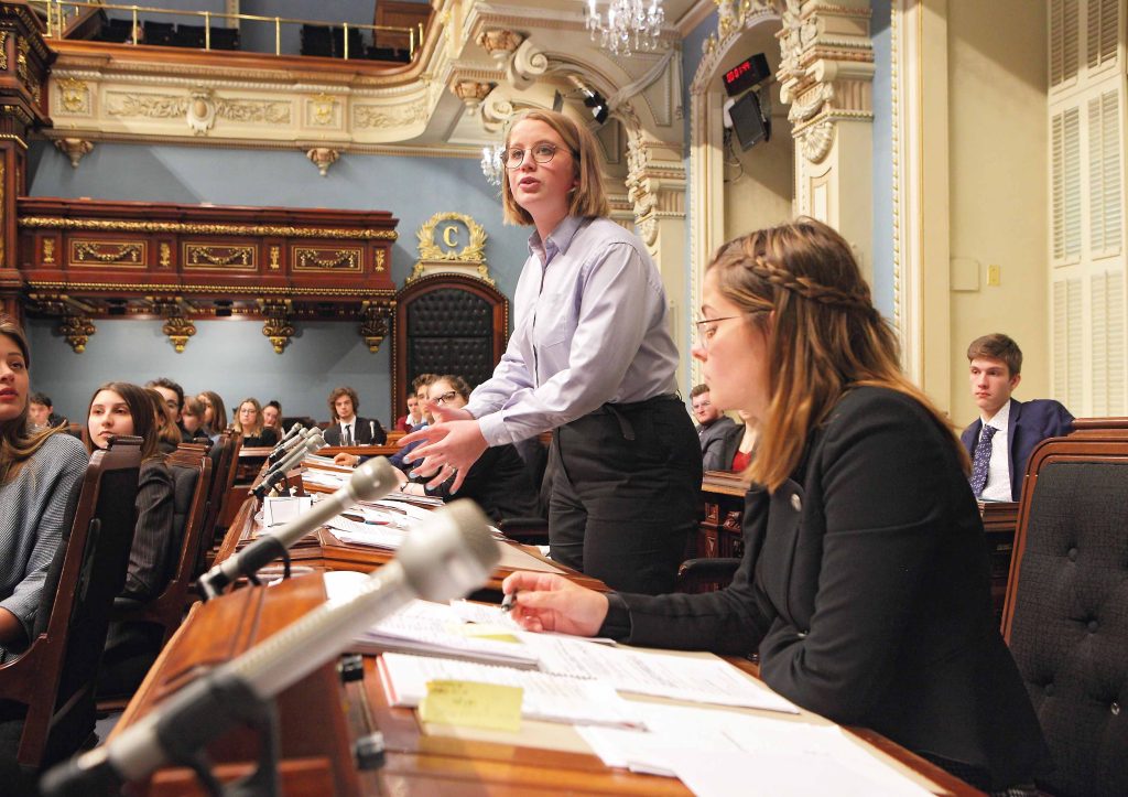 Étudiants dans un palais de justice, en train de débattre.