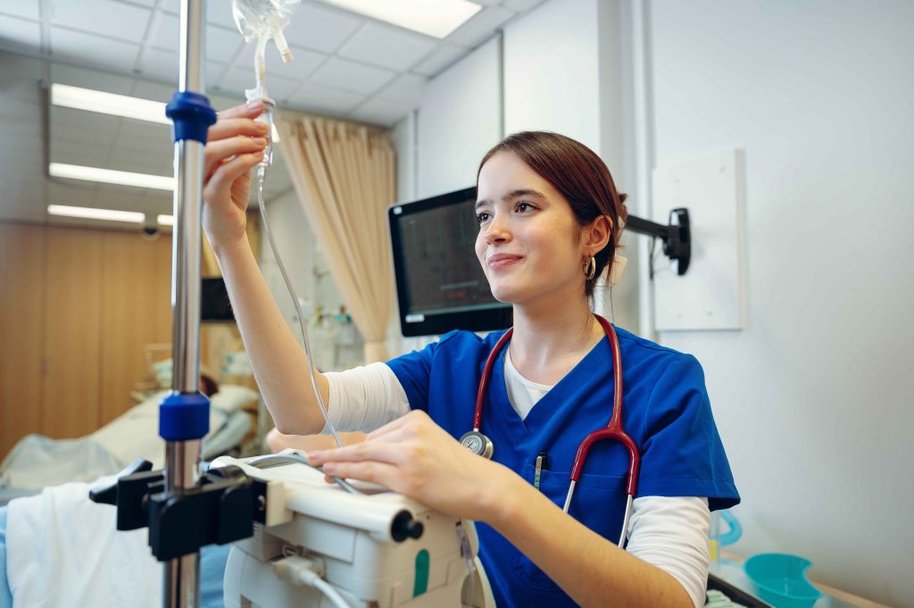 Une étudiante en uniforme d'infirmière fait une manipulation sur un équipement.