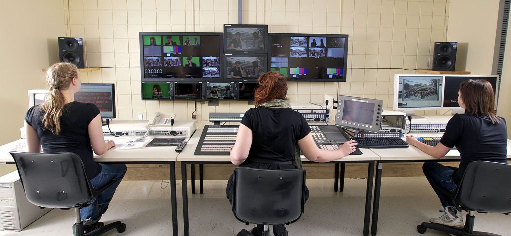 Trois étudiantes de dos en train de travailler sur des logiciels de capture d'images.