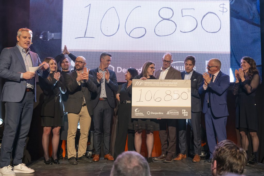 Remise du chèque pour la Fondation.