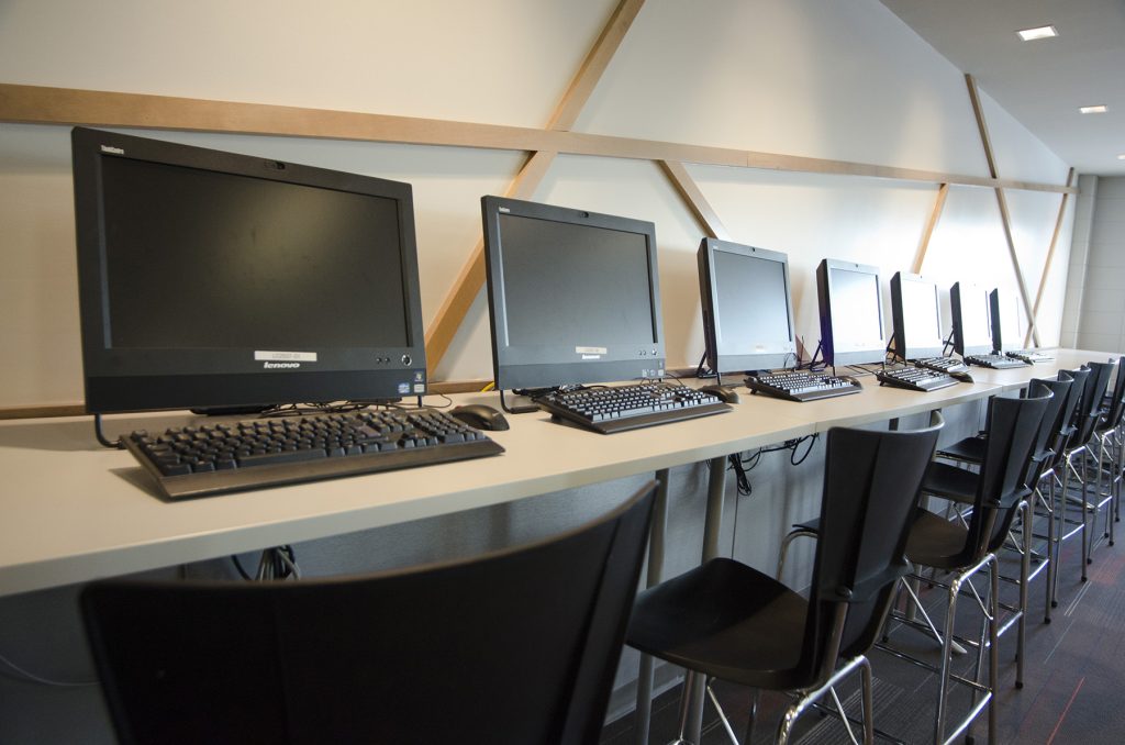 Laboratoire informatique rempli d'ordinateurs.