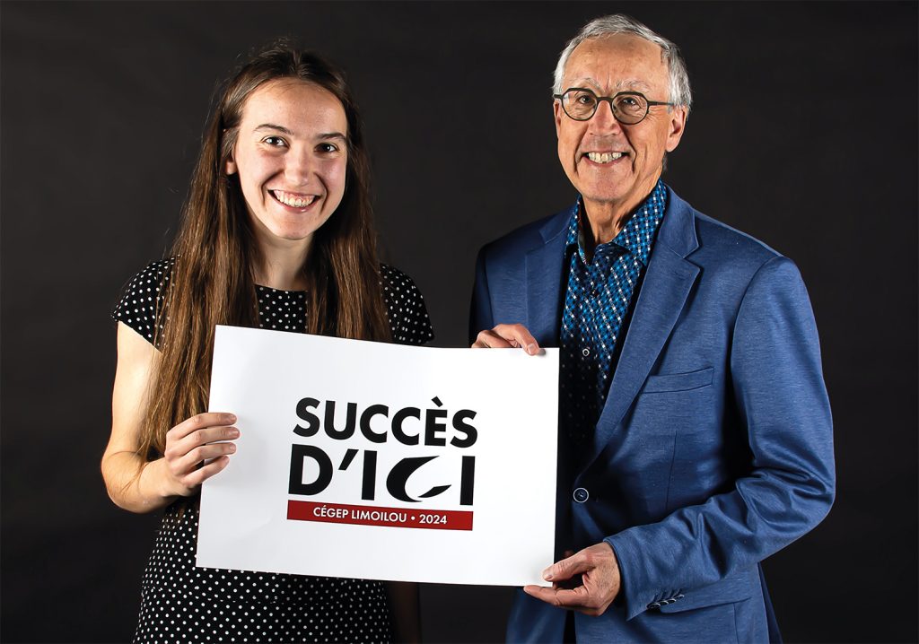 Une étudiante avec un donateur de la Fondation, tenant une affiche sur laquelle il est écrit ''Succès d'ici, Cégep Limoilou".