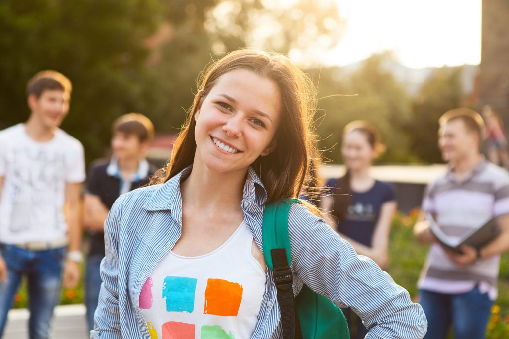 Un groupe d'étudiants souriants.