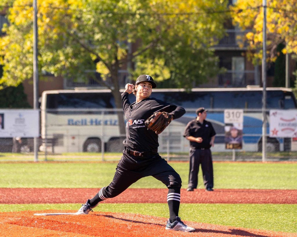 Joueur de baseball qui lance la balle.