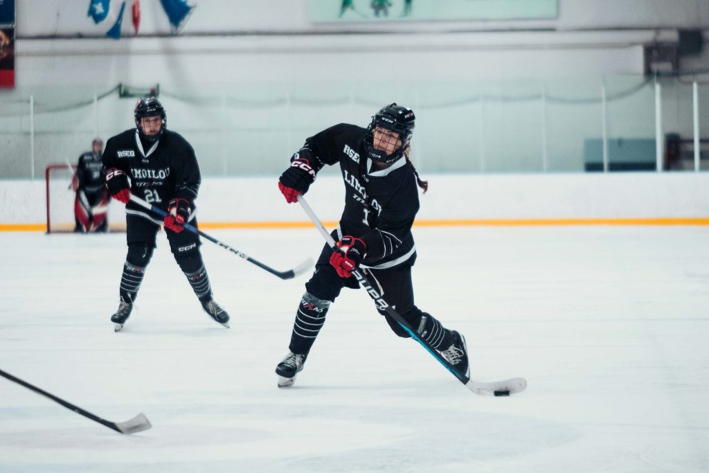 Joueuses de hockey en action.