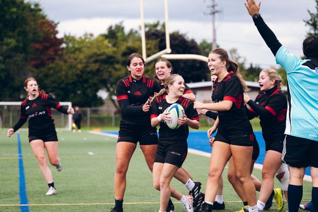 Joueuses de rugby se félicitant.