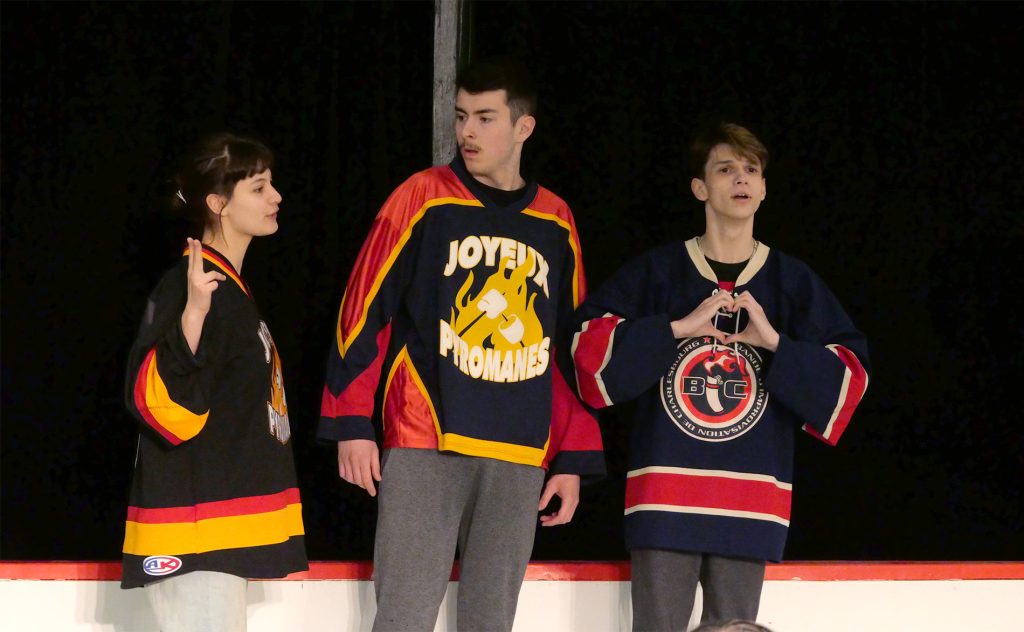 Équipes d'impro en train de jouer.