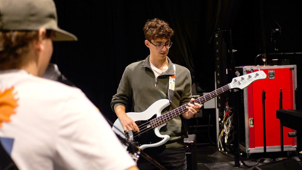 Étudiant jouant de la guitare.