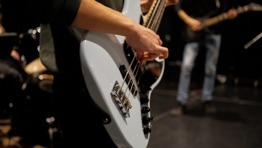 Étudiant jouant de la guitare.