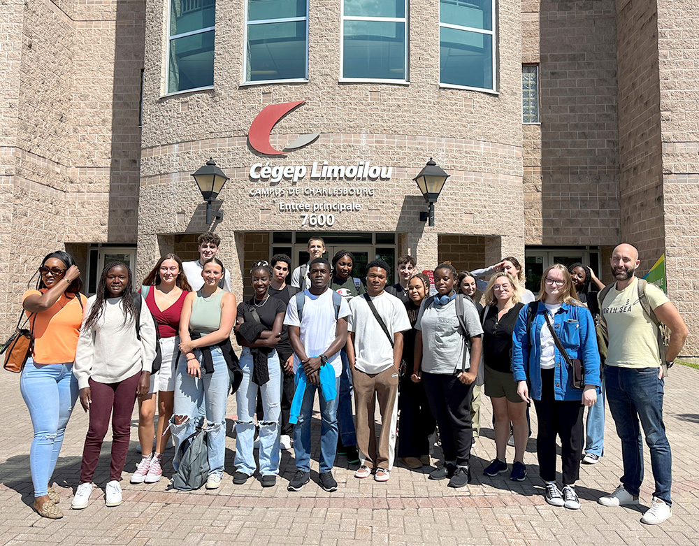 Groupe d'étudiants internationaux devant le Cégep Limoilou, campus de Charlesbourg.