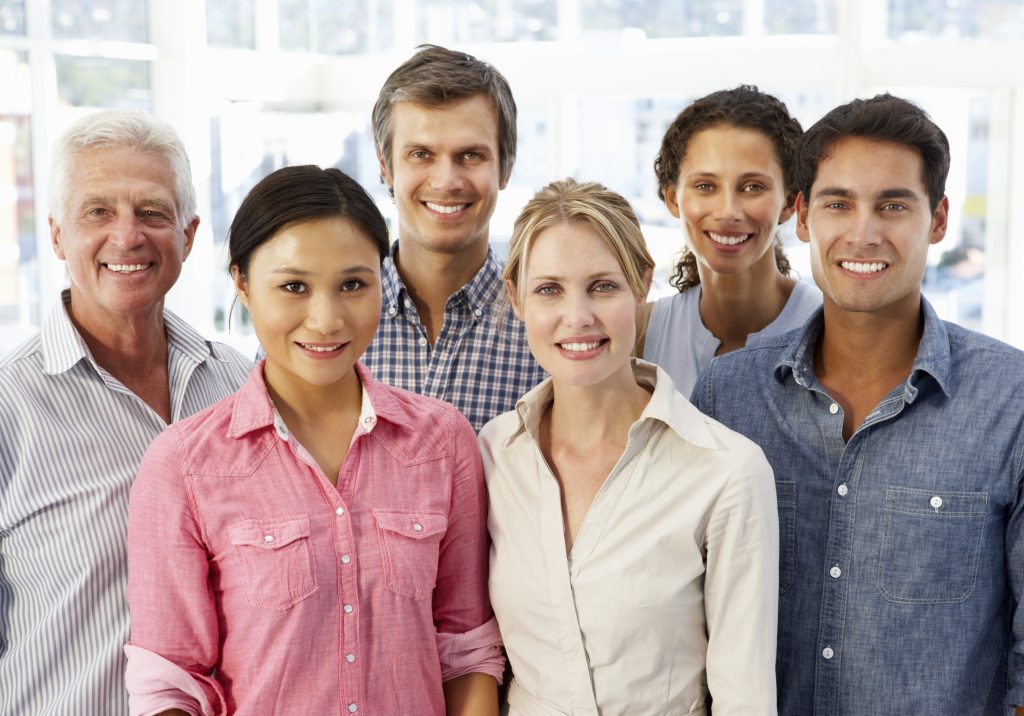 groupe de personnes multigénérationnel