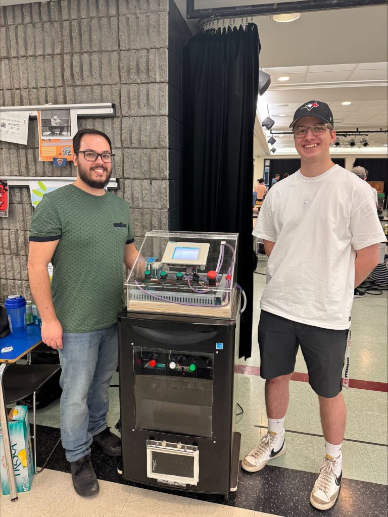 Vincent Perron et Vincent Thébeau, finissants en Automatisation et contrôle, étaient fiers de leur distributeur de canettes fraîches.