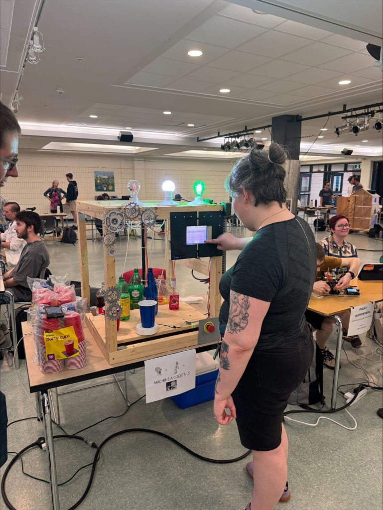 Laurence Chamberland, finissante en Automatisation et contrôle, présente sa machine à préparer des cocktails de façon automatisée. Projet réalisé avec Albert Lebel.