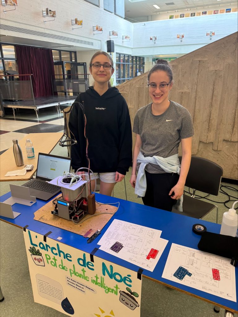 Emie-Jeanne Dupuis, Naomie Dion et Tristan Faucher (absent sur la photo), du programme Électronique programmable, présentent leur contrôleur de plantes.