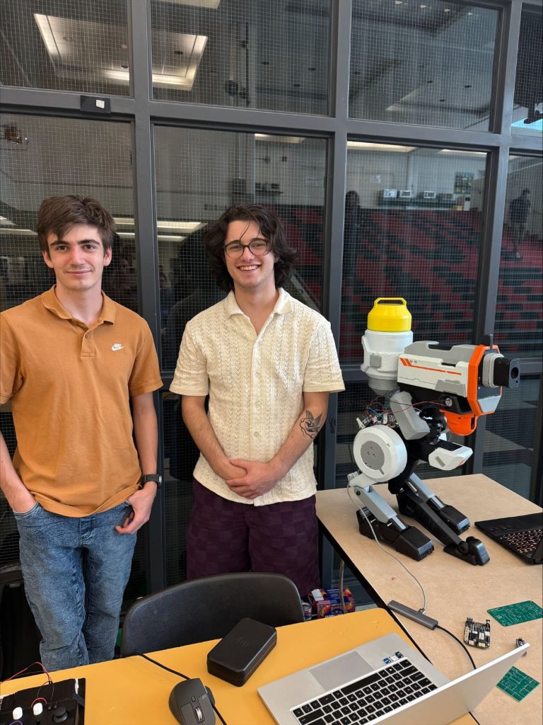 Xavier Champoux et Alexandre Dionne, finissants en Électronique programmable, présentent leur projet de tourelle de détection doublée d’un lanceur de balle.
