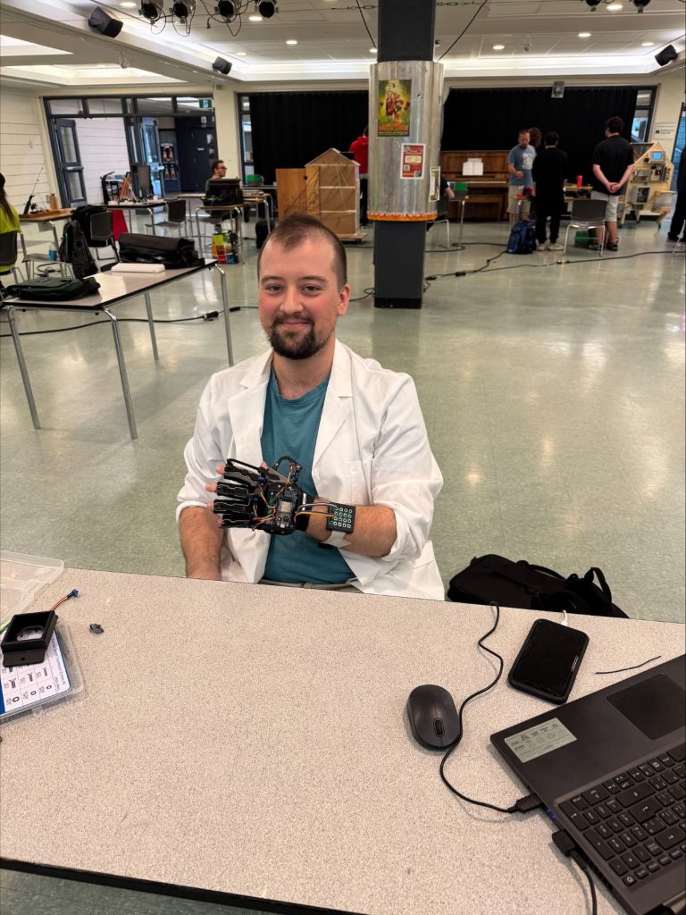 Jonathan Desgagnés, finissant en Réseaux et télécommunications, enfile fièrement son projet de gant ESP32.