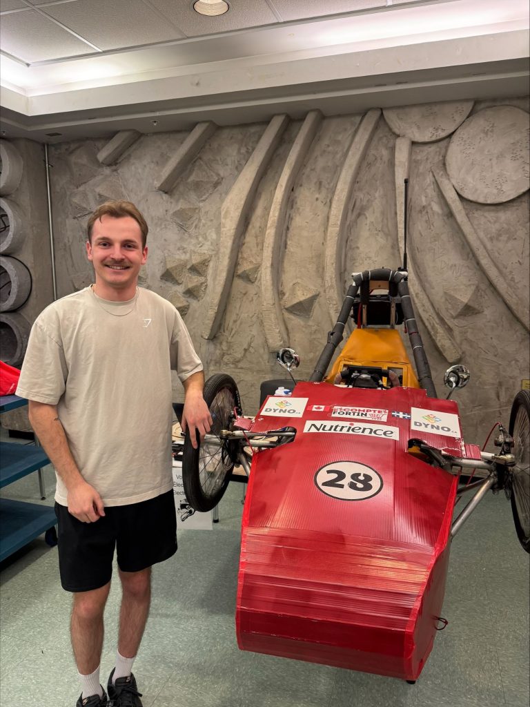 Xavier Fortin, finissant en Réseaux et télécommunications, présente un projet de kart électrique de course.