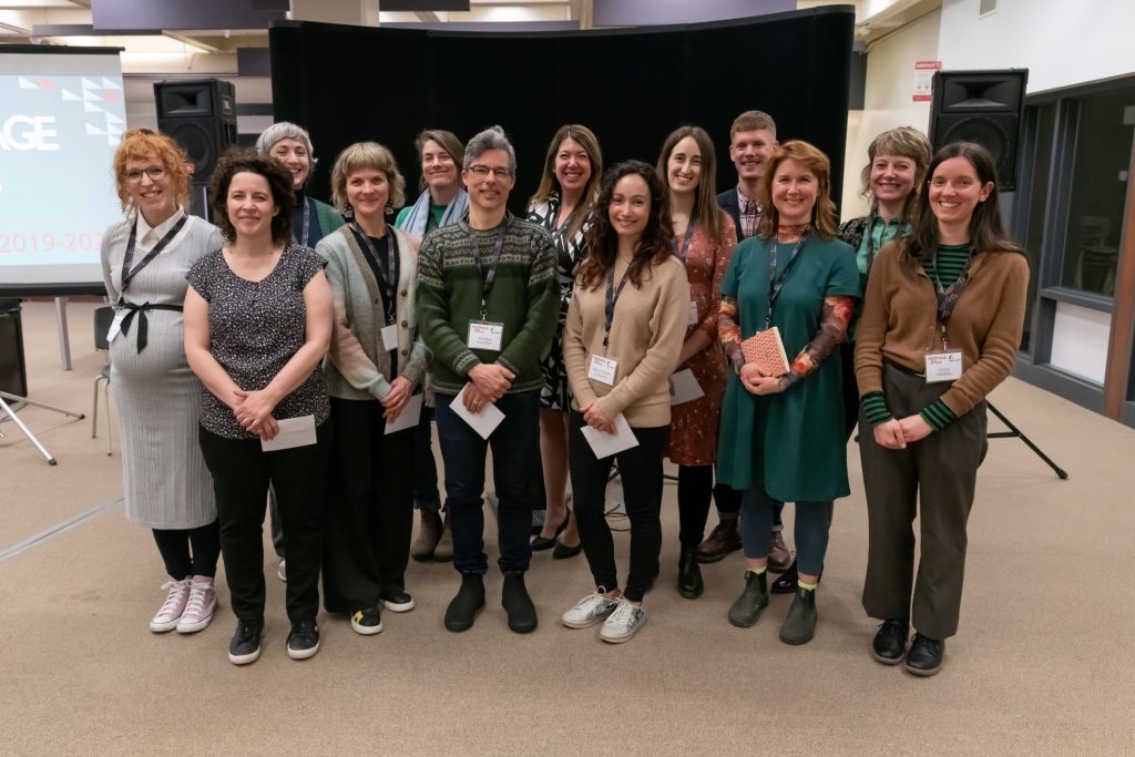 Groupe d'auteurs et d'autrices du Cégep dans la bibliothèque
