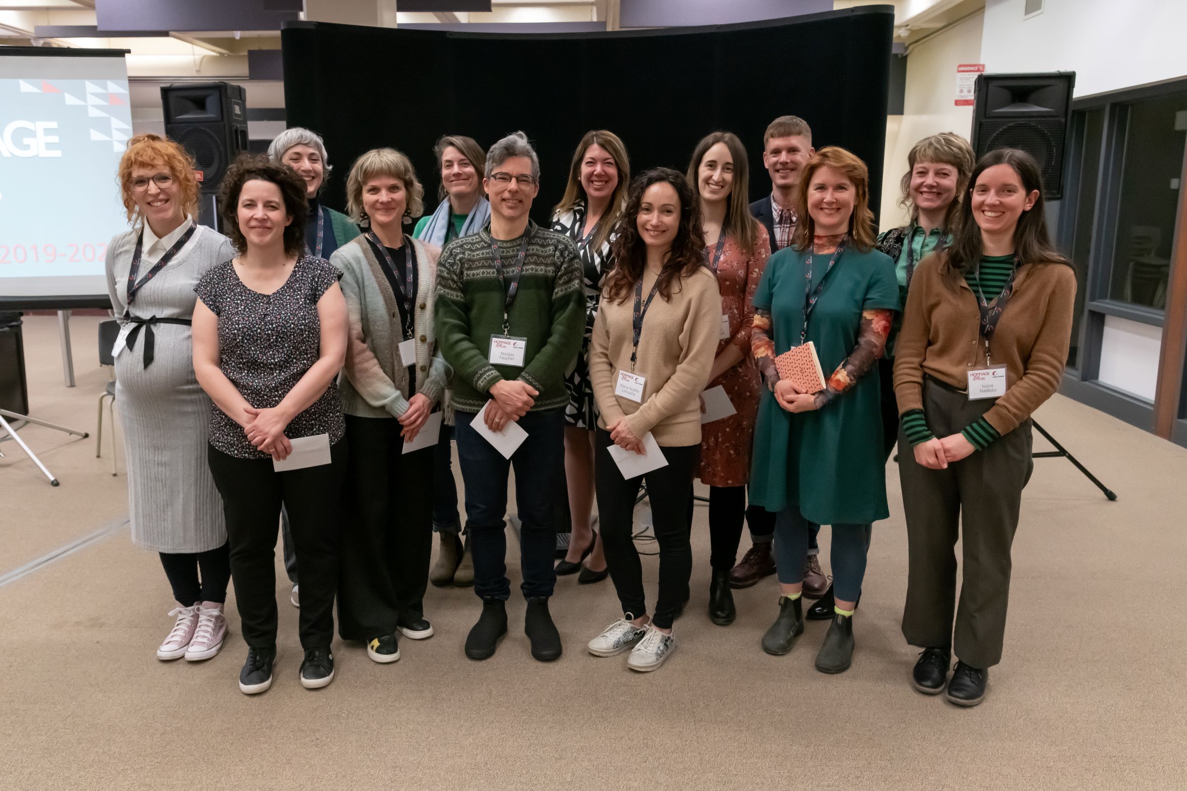 Groupe d'auteurs et d'autrices du Cégep dans la bibliothèque