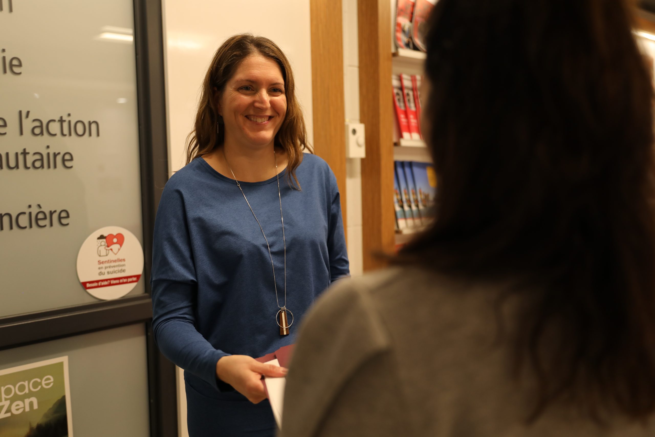 Une conseillère accueille une étudiante