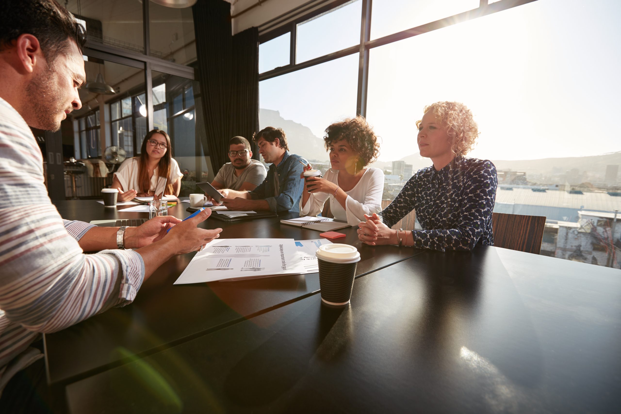 Une équipe de travails discute des ses projets