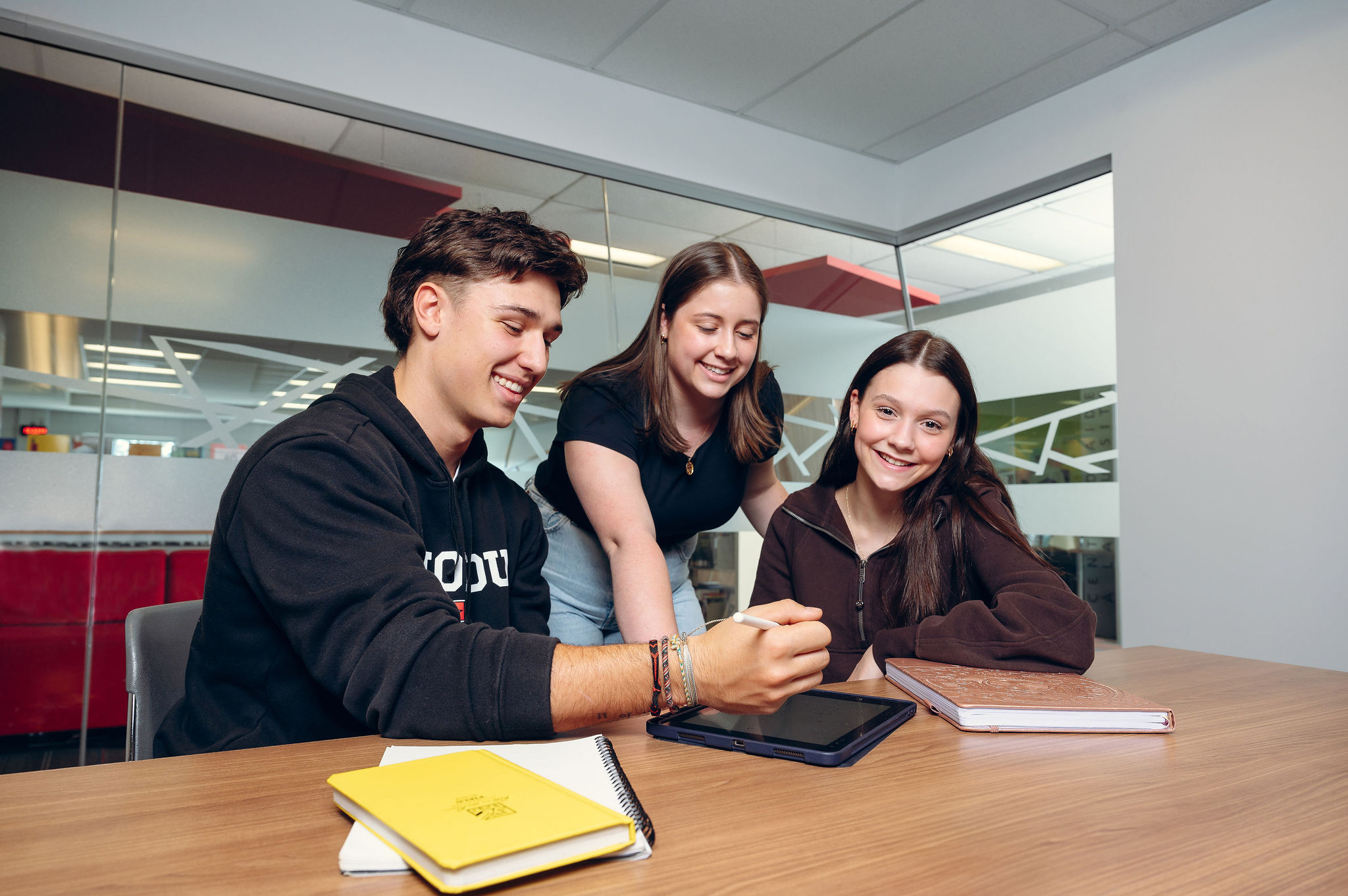 Trois étudiants travaillent à la bibliothèque