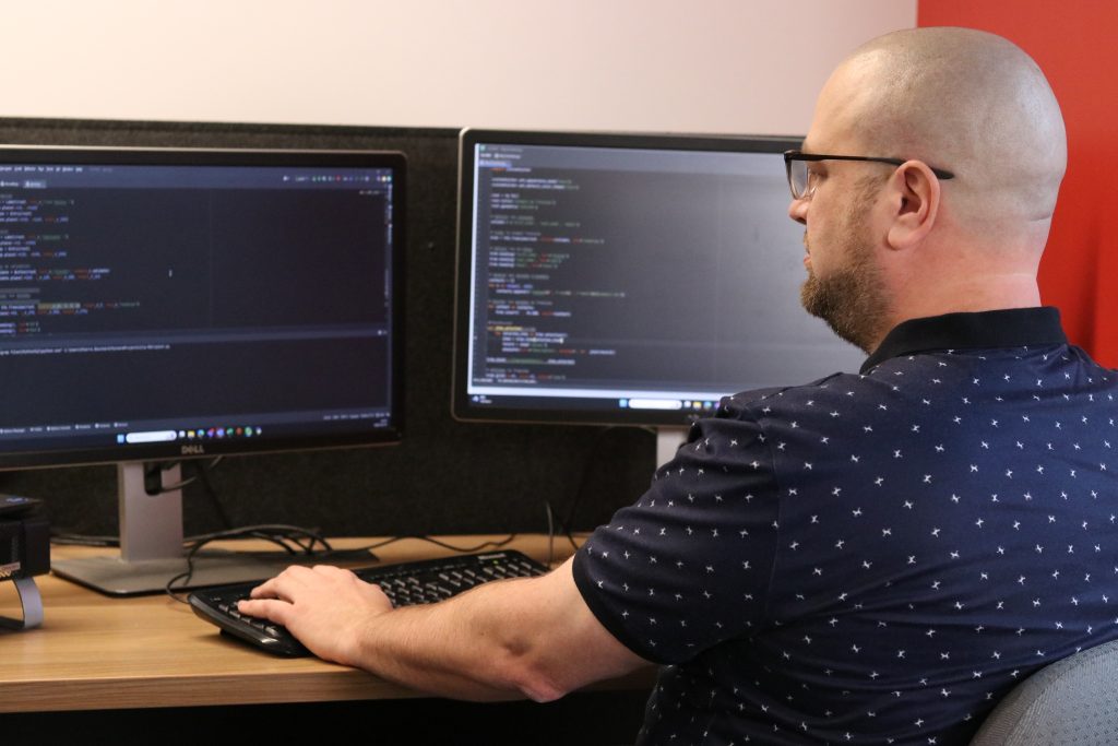 Un homme fait de la programmation.